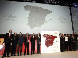Ciclistas y autoridades posan junto a un mapa con el recorrido de la Vuelta a España 2011, en la presentación de la 66 edición. EFE  /