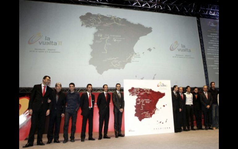 Ciclistas y autoridades posan junto a un mapa con el recorrido de la Vuelta a España 2011, en la presentación de la 66 edición. EFE  /