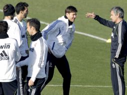 Los jugadores del Real Madrid preparándose para el partido ante el Atlético. EFE  /