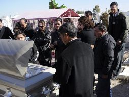 Varias personas acudieron ayer al funeral de la poetisa y activista defensora de los derechos de las mujeres, Susana Chávez. EFE  /