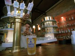 Señalan que la cerveza bebida con moderación no provoca aumento de la masa corporal ni acumulación de grasa en la cintura. ARCHIVO  /