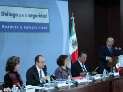 Felipe Calderón (izq.) en la sesión de hoy de los 'Diálogos por la seguridad'. EL UNIVERSAL  /