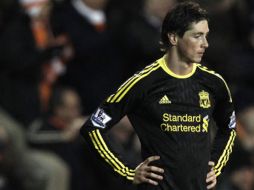 Fernando Torres se lamenta una nueva derrota deel Liverpool. REUTERS  /