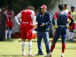 El 'Güero' (centro) da indicaciones a Héctor Reynoso (izq.) durante el entrenamiento. Luis Michel escucha. MEXSPORT  /