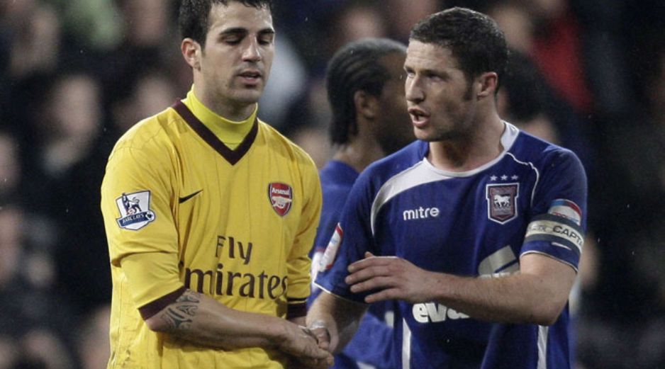 El capitán del Arsenal, Cesc Fábregas, felicita a su homólogo del Ipswich, David Morris. AFP  /