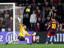 Messi (10) vence al portero del Betis, ayer en el partido disputado en el Camp Nou. AFP  /