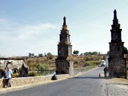 Los cuatro pilares que se encuentran al ingreso y salida de Puente GrandeE.BARRERA  /