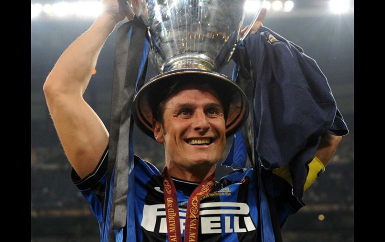 Javier Zanetti, capitán del Inter, levanta la Champions League ganada en mayo pasado. MEXSPORT  /