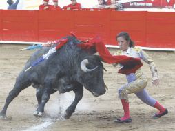 Hilda Tenorio cortó dos orejas y un rabo ayer en el marco de las Fiestas de enero Arandas 2011. S. NUÑEZ  /