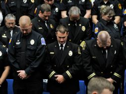 Policías de Arizona guardan un minuto de silencio en honor a las víctimas del tiroteo ocurrido el sábado en Tucson. REUTERS  /