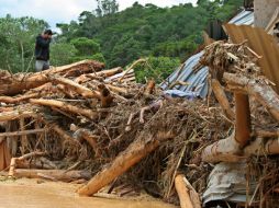 Rescatistas recorren la zona de desastre a causa de las fuertes lluvias. EFE  /