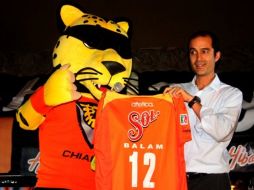 Balam, nueva mascota de Jaguares de Chiapas muestra su playera. ESPECIAL  /