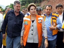 La presidenta de Brasil, Dilma Rousseff, acompañada por sus secretarios de gobierno durante su recorrido por la zona afectada. EFE  /