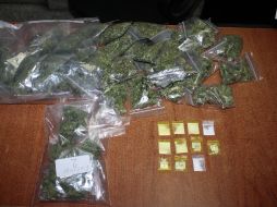 Se les decomisó varias bolsas con paquetes pequeños de mariguana y cocaína. ESPECIAL  /