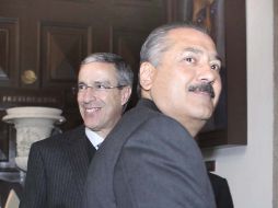 Los legisladores Manlio Fabio Beltrones y José González Morfín, a su llegada a una reunión hoy en el Senado. EL UNIVERSAL  /