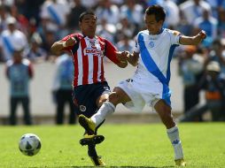 Marco Fabián (izq.) intenta un pase ante la marca de Rodrigo Salinas, en el juego inaugural del Clausura 2011. MEXSPORT  /