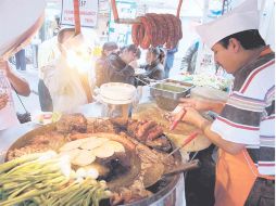 Muchos capitalinos han optado por comprar en las fondas cerca de las zonas de oficinas, o en los puestos ambulantes. EL UNIVERSAL  /