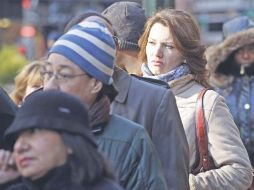 Una mujer espera para ser atendida en la oficina de asuntos laborales . Las peticiones de subsidio por desempleo llegaron a 445 mil. AP  /