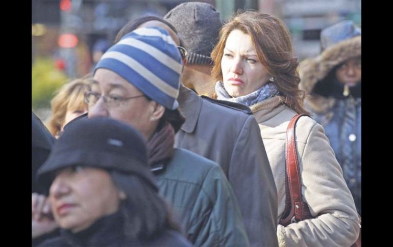 Una mujer espera para ser atendida en la oficina de asuntos laborales . Las peticiones de subsidio por desempleo llegaron a 445 mil. AP  /