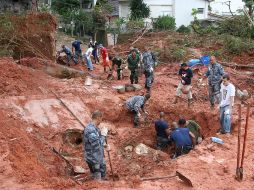 El número de muertos por las lluvias en Brasil aumentó a 416 y a más de 13 mil los evacuados. EFE  /