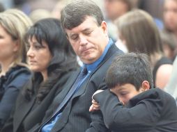 Rozanna, Bill y Dallas Green, padres y hermano de Christina Taylor, en la iglesia Elizabeth Ann Seton, en Tucson. EFE  /