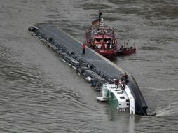 Bomberos continúan con la búsqueda de dos tripulantes del carguero ''Waldhof'', en Alemania. EFE  /