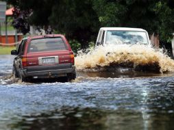 Habitantes del suburbio de Santa Lucía se trasladan en sus coches por las calles de Brisbane, Australia. REUTERS  /