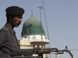 Un soldado indio resguarda una calle de Karachi. EFE  /
