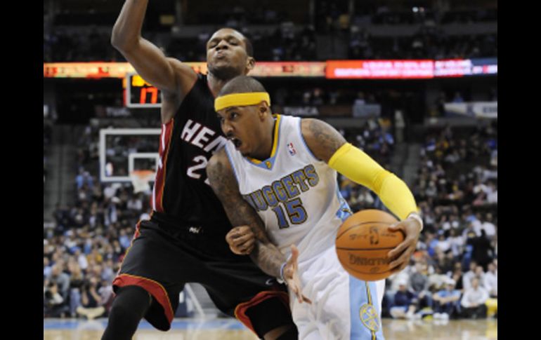 Carmelo Anthony contolando el balón. AP  /