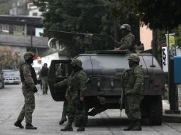 Los soldados hacen guardia en donde  mataron a tres hombres armados  durante un tiroteo en  Monterrey. REUTERS  /