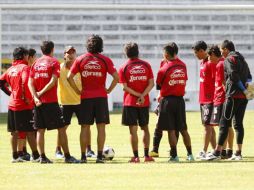 Benjamín Galindo dando instrucciones a sus jugadores del Atlas en un entrenamiento. E. PACHECO  /