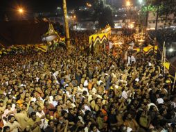 Hindúes devotos  rezan en el templo durante el festival Sabarimala Maravilakku. AFP  /