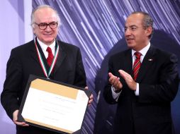 Felipe Calderón entrega el premio México de Ciencia y Tecnología a Boaventura de Sousa Santos. EL UNIVERSAL  /