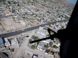 Autoridades mexicanas realizan vigilancia desde un helicóptero en Ciudad Juárez. ARCHIVO  /