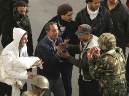 Manifestantes discuten con unos soldados durante las protestas en contra del presidente tunecino, Zine El Abidine Ben Alí.EFE  /