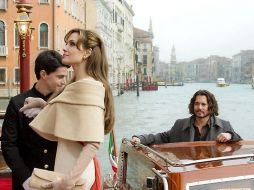 La cinta El Turista, protagonizada por Jolie y Depp, recibió varias nominaciones en esta edición de los Globos de Oro. ESPECIAL  /