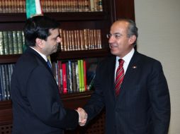 Phil Gordon saluda al Presidente Felipe Calderón en la residencia de Los Pinos. NOTIMEX  /