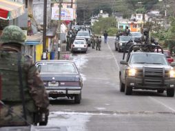 Los militares arriban para brindar apoyo luego de que la noche horas antes, murieran en un tiroteo 12 sicarios y dos militares. NTX  /