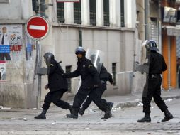 Policías arriban al lugar para apoyar durante las protestas en Túnez. EFE  /
