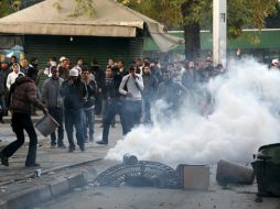 Un grupo de hombres se enfrenta a la policía durante las protestas en contra del presidente tunecino. EFE  /