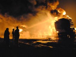 Un bombero  intenta apagar el fuego en la provincia pakistaní de Baluchistán. REUTERS  /