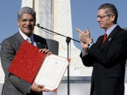 El alcalde de Madrid, Alberto Ruiz (d) le entrega el documento al alcalde de San Salvador, Norman Quijano.EFE  /