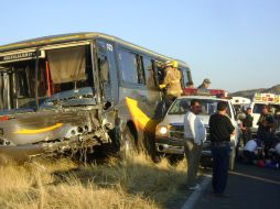 Se suscitó un choque frontal entre un camión de pasajeros y un carro particular. ESPECIAL  /