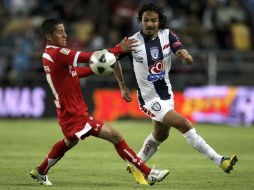 Carlos Esquivel de Toluca (I) y Braulio Luna de Pachuca, luchan por el control del balón. MEXSPORT  /
