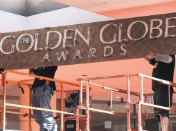 Ayer se daban los toques finales al montaje del escenario y la alfombra roja, previo a la ceremonia de los Globos de Oro.AFP  /
