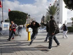 Manifestantes enfrentándose con la Policía, luego de que el presidente abandonara el país. EFE  /