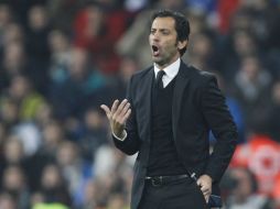 El estratega del Atlético de Madrid Quique Sánchez Flores, dando indicaciones a sus jugadores. AP  /