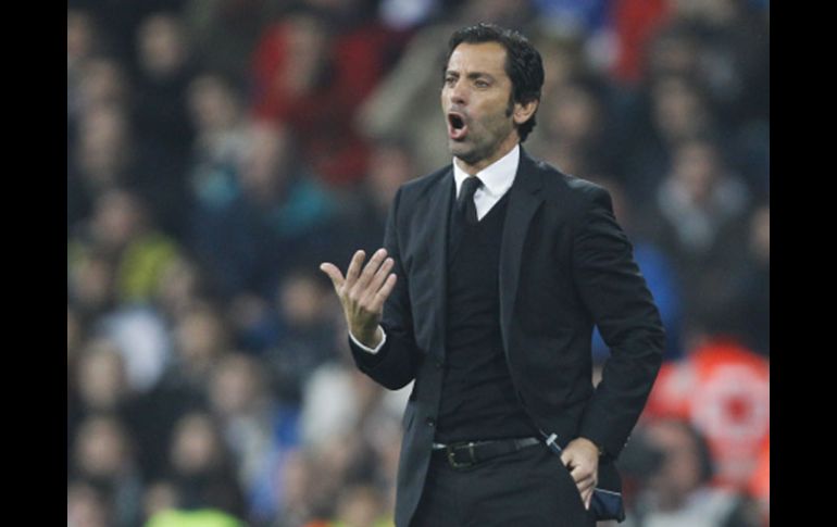 El estratega del Atlético de Madrid Quique Sánchez Flores, dando indicaciones a sus jugadores. AP  /