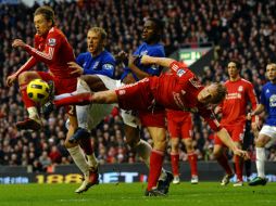 Dirk Kuyt  (der) rescató al Liverpool de la derrata. AFP  /