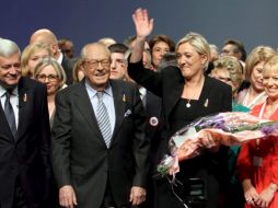 Marine Le Pen posa junto a su padre, tras ser proclamada como nueva presidenta del ultraderechista FN. EFE  /